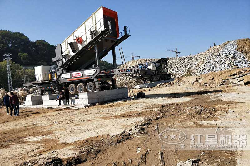 移動圓錐破碎機加工路面水泥塊現場